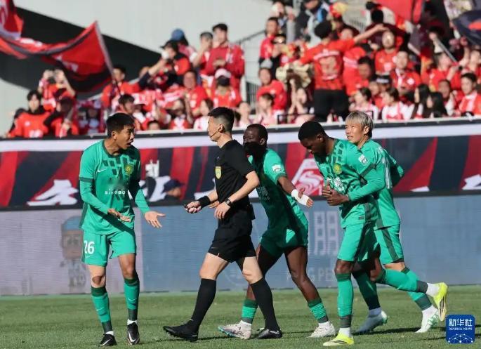 辽京之战争议判罚一正一误
 
4月8日，中国足协裁判委员会评议组公布了本赛季第二