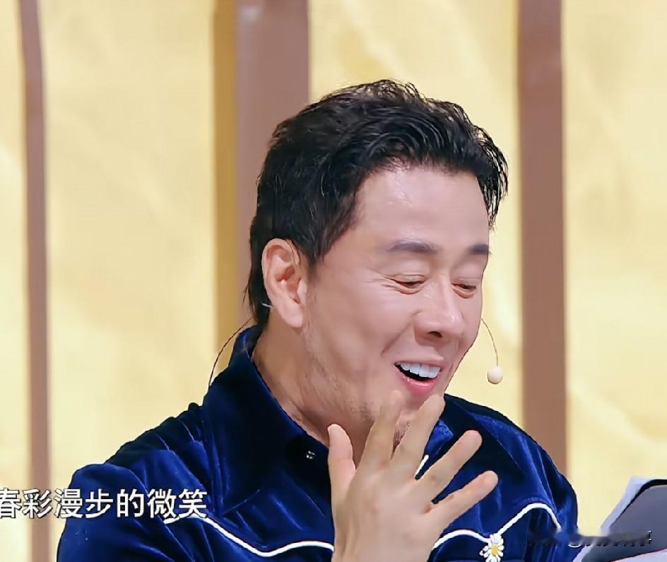 杨坤变没变帅我不知道，可一眼看过去杨坤变油腻大叔了，头发油腻厚重，双下巴明显，脸