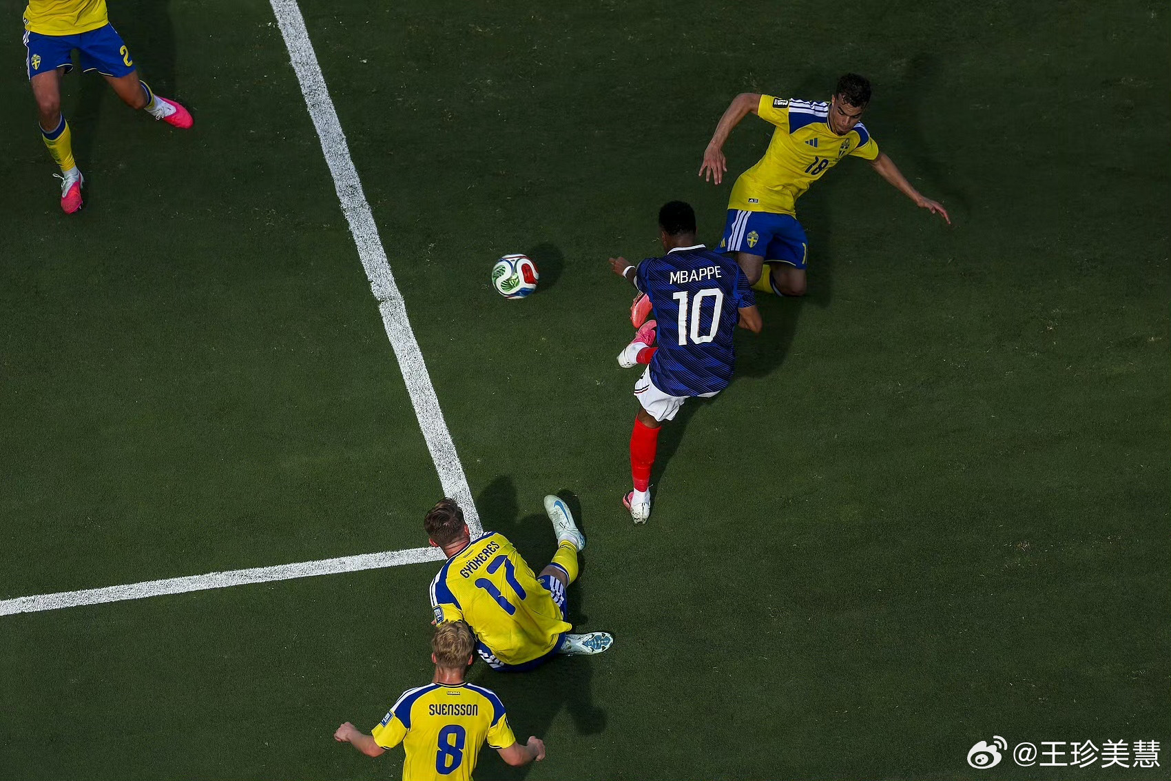 姆巴佩破门姆总太秀了啊，对面四五个防守队员像木桩