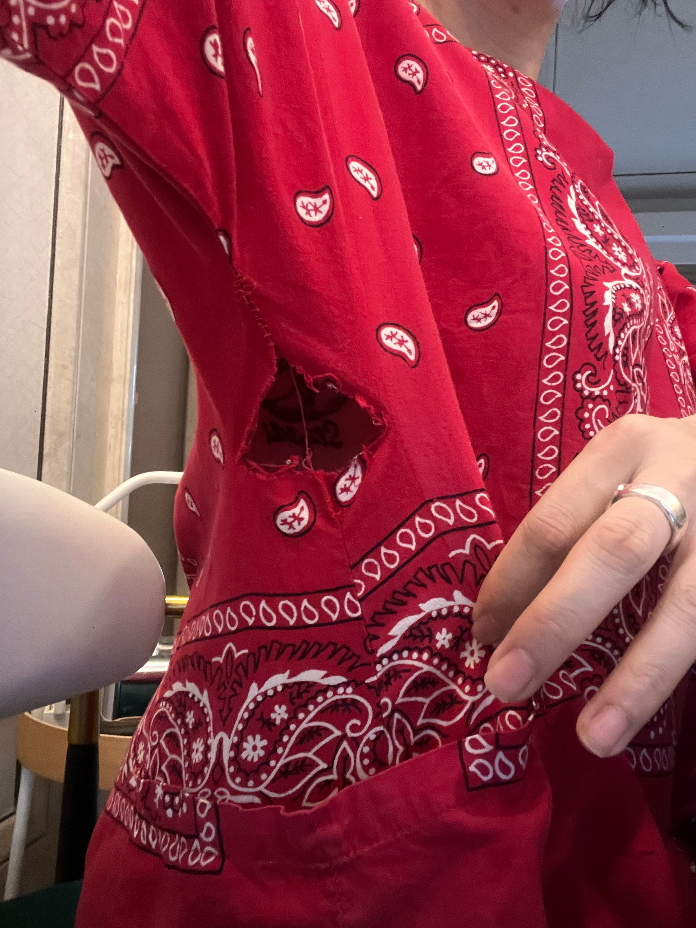 我真的是一个很长情的人。这件衣服没记错是读研时买的。图1是2009年4月，我24