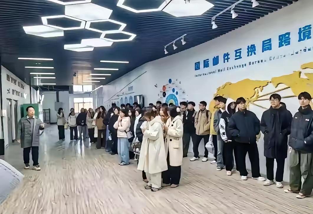 越来越多毕业生开始发问：大四整年在外实习，几乎不返校，为什么依旧要缴纳全额学费与