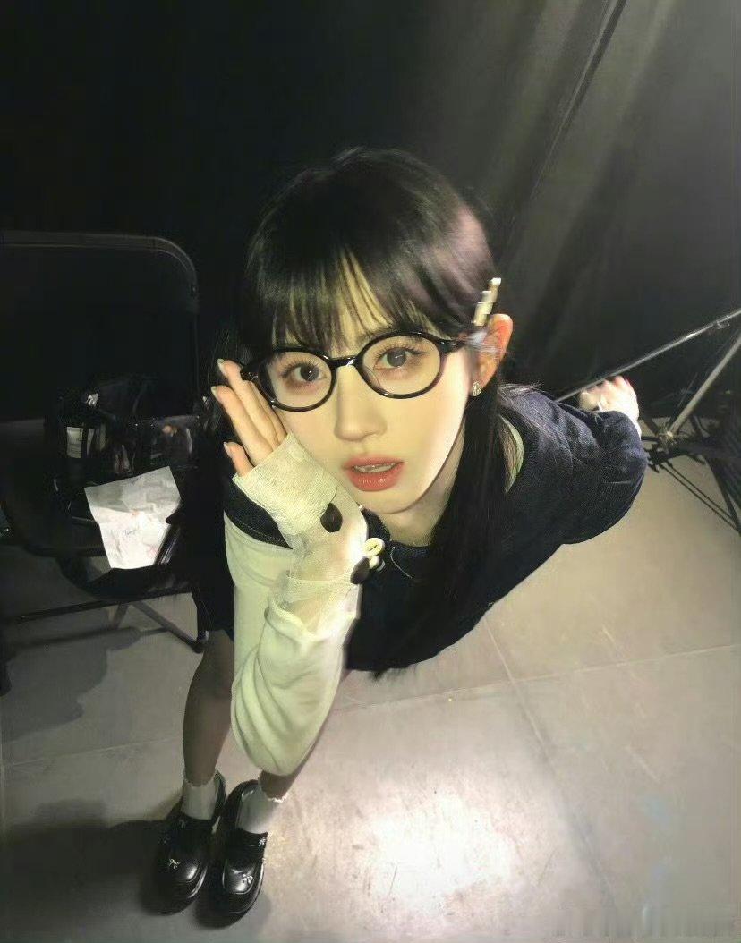 鞠婧祎戴眼镜live图谁懂啊！齐刘海 + 眼镜的小鞠，直接变身软萌甜妹天花板?鞠