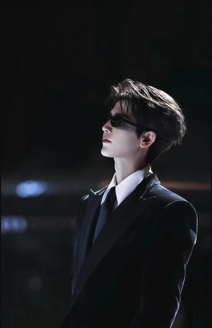 张凌赫说IMSB是超级宝贝张凌赫回复粉丝超级宝贝张凌赫在《宁安如梦》中饰演腹黑帝