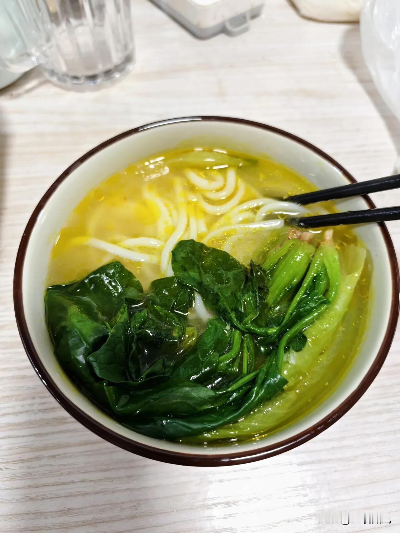 天冷了，早上给自己下了一碗热腾腾的粉条。
虽然没有外面店里的丰盛，但我的青菜也很