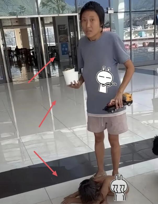这个野人小孩的妈妈处处透露着不对劲！

一，那 “野人小孩” 的妈，看着疯疯傻傻