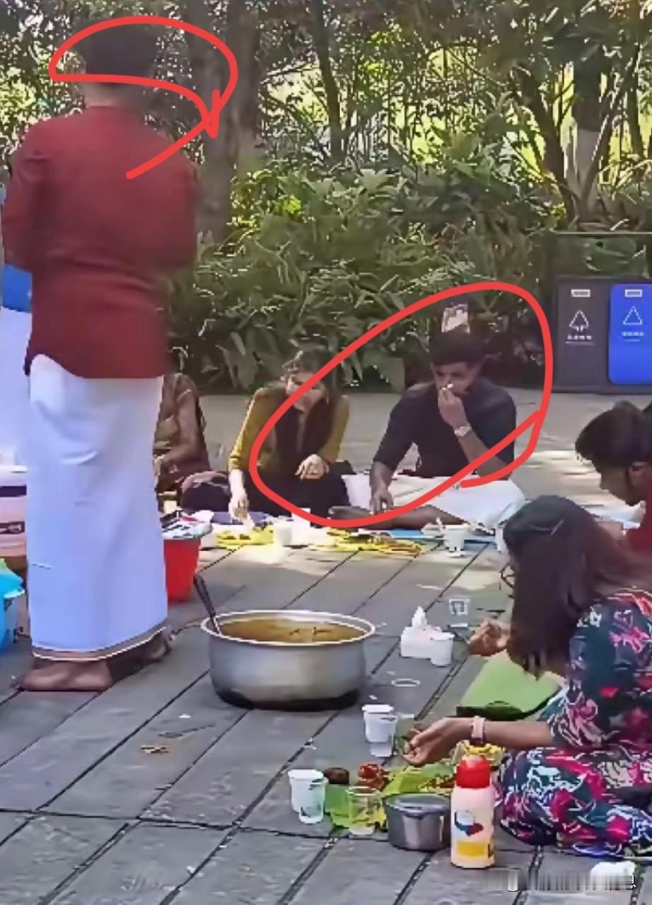 近日，成都某公园一群兴致勃勃的印度人聚集到一起露营，人数不少，场面很热闹。

 