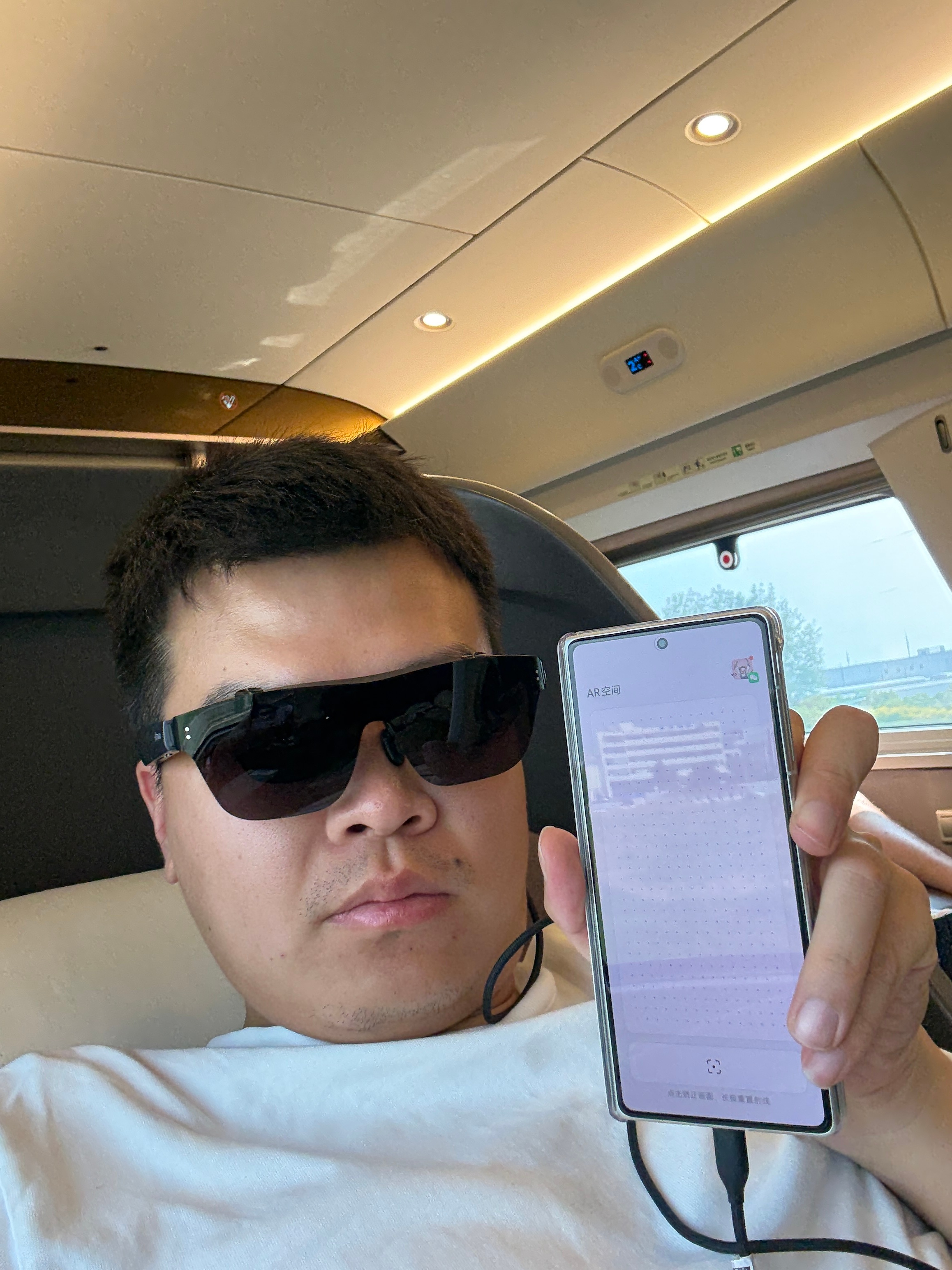 兄弟们我这设备咋样vivo折叠屏+魅族AR眼镜+小米耳机本来这个眼镜镜腿有扬声器