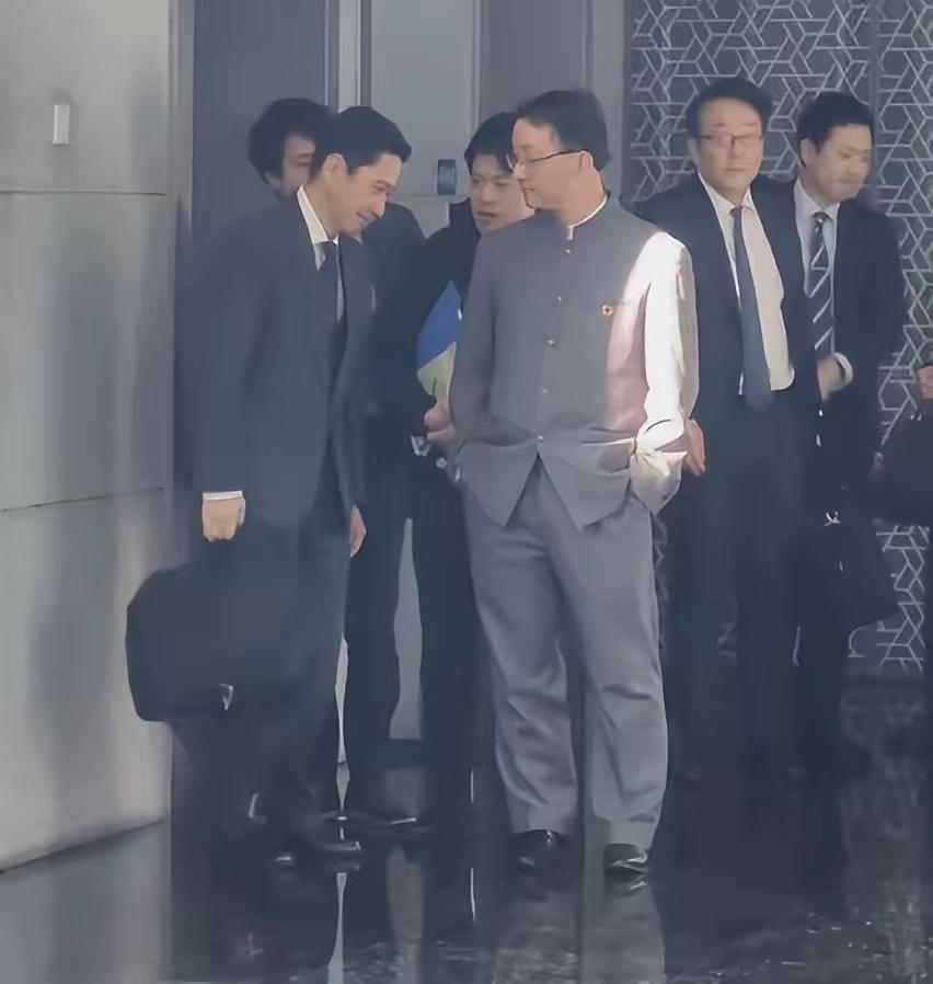 终于明白了

为什么司长会双手插兜

这不是礼仪，也不是得不得体，这是咱们的底线