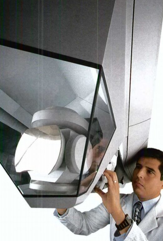 烽火问鼎计划  美国工程师正在检查为F-22战斗机设计的先进红外搜索与跟踪系统结