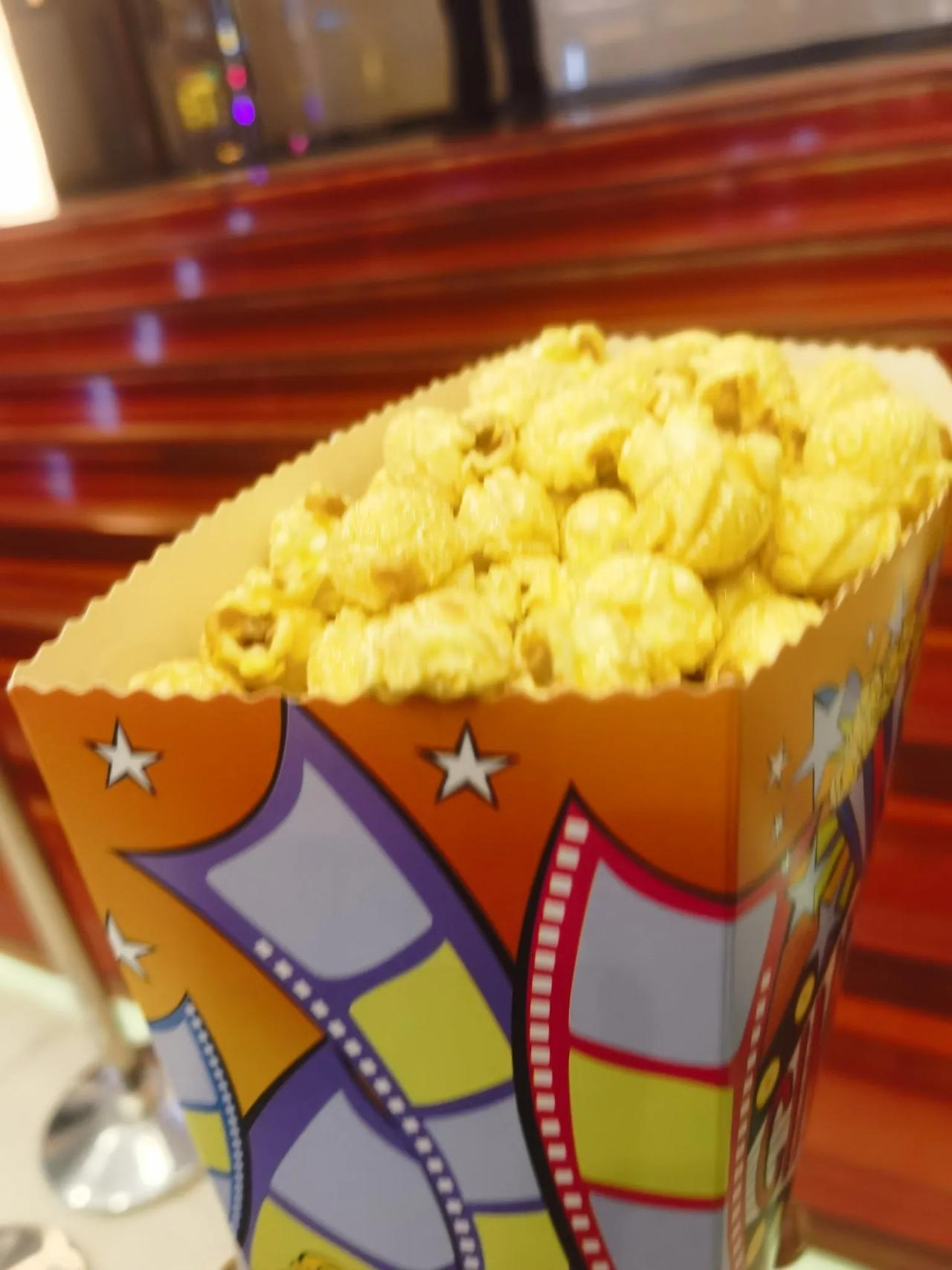 昨天晚上儿子请我去看哪吒二。电影票46元/张，乘地铁前往，票价不记。心疼钱，只让