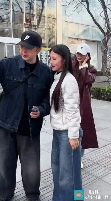 这戏剧性的一幕太搞笑了，有网友在三里屯偶遇杜海涛两口子，因拒绝合照，就被这俩就追