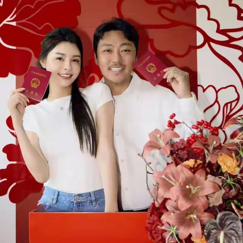 46岁“王胖子”赵达突然官宣结婚，这消息直接让演艺圈炸了锅！领证当天就办婚宴，现