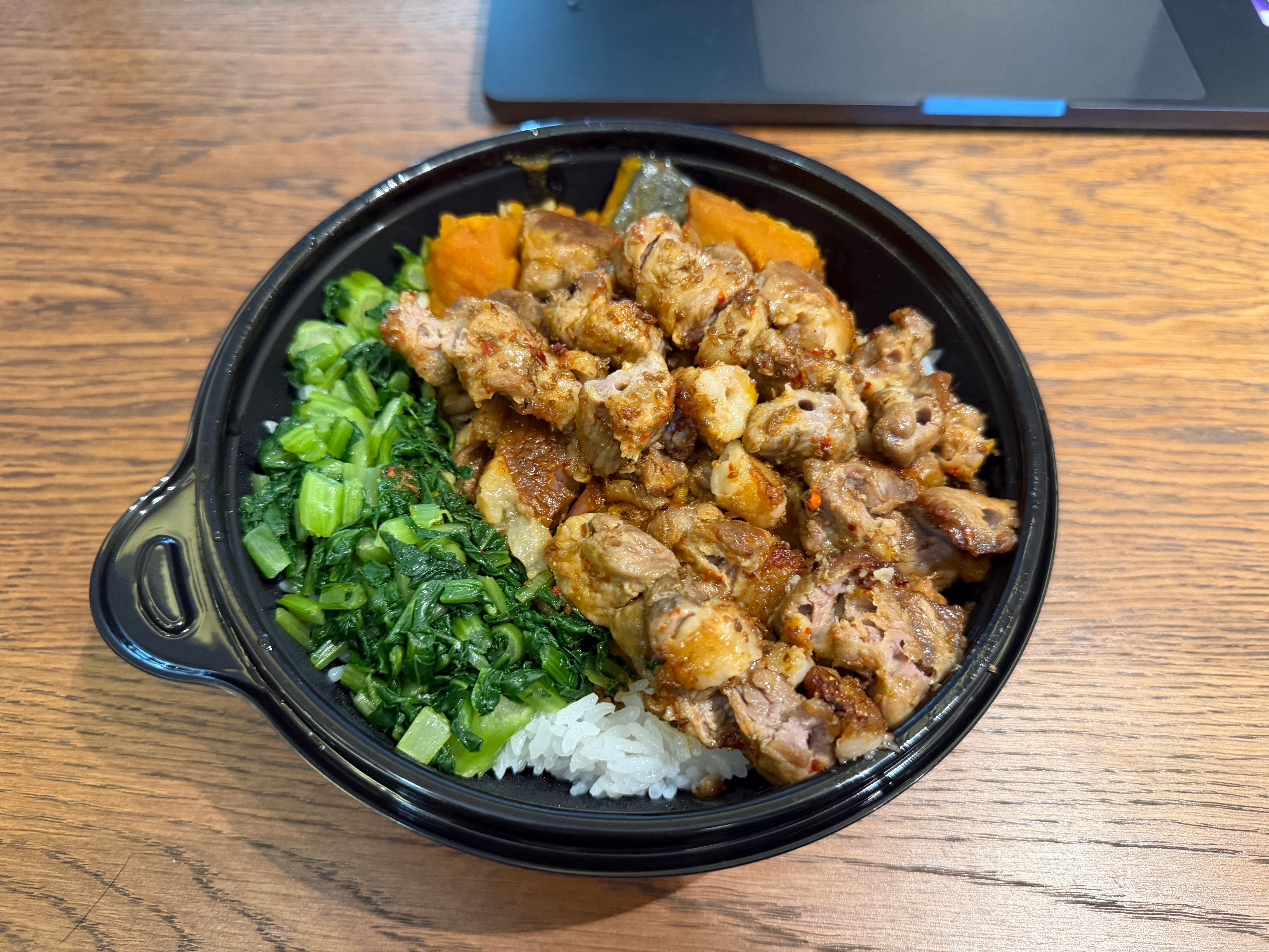 现在点外卖，不是吃肯律轻食，就是吃西贝焖饭。这一碗焖饭加 6 个羊肉串，领券了7
