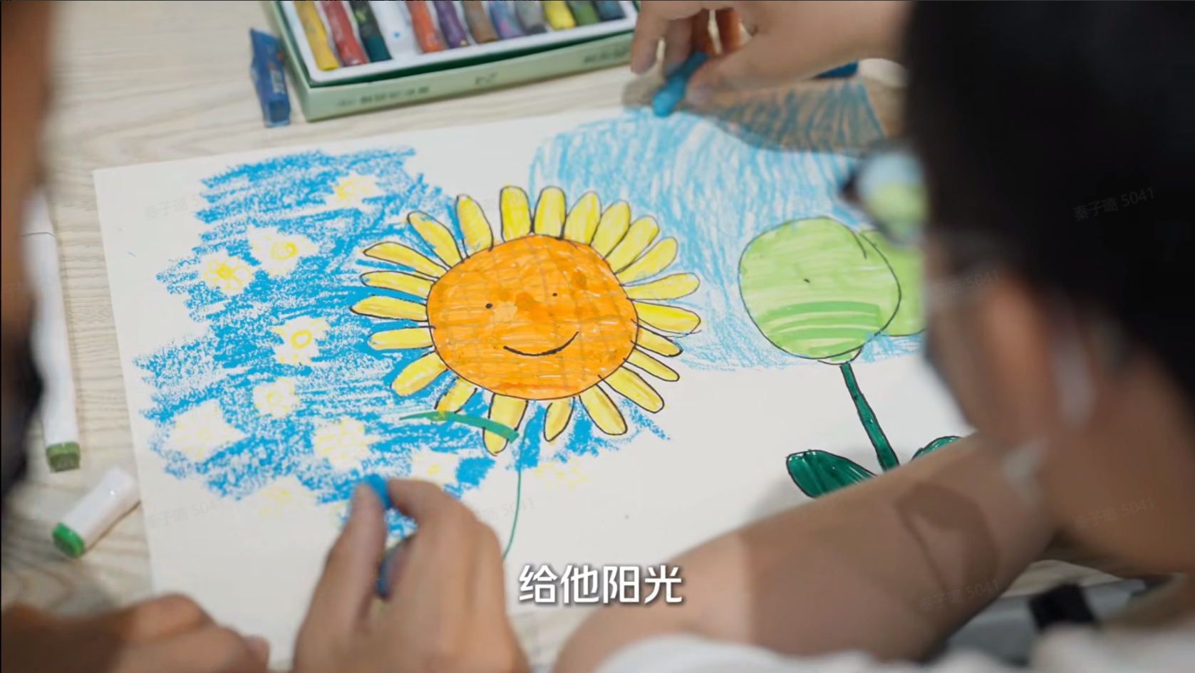 学画画后孩子会悄悄变得不一样家庭真正的托举，是让孩子重新拥有一个正常成长的未来。