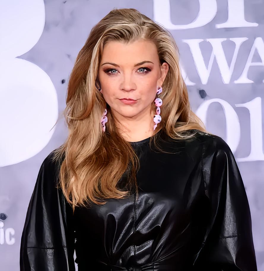 内塔尼亚胡先生的妻子年轻时一定跟英国女演员娜塔莉·多默尔（《都铎王朝》里的安妮博