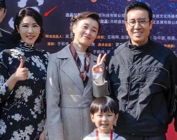 一张合影把“自然老去”和“科技驻颜”同时摆上桌，镜头不会撒谎：吴越的褶子跟着笑肌