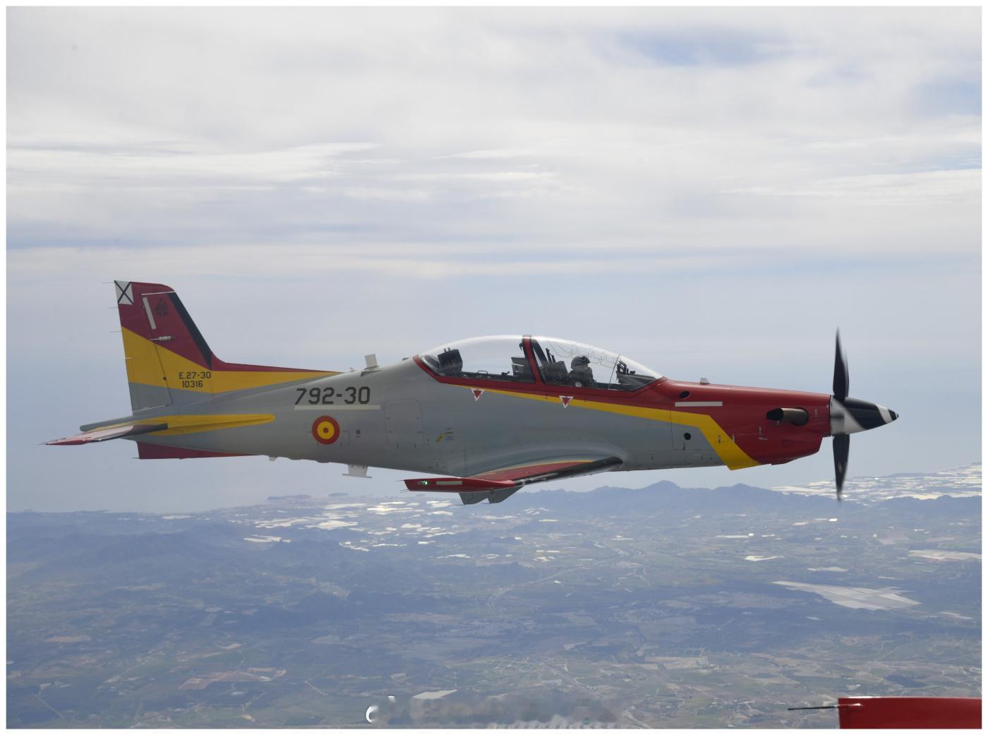 西班牙王室 2026年，莱昂诺尔公主再次驾驶PC-21教练机，完成单人飞行。波旁