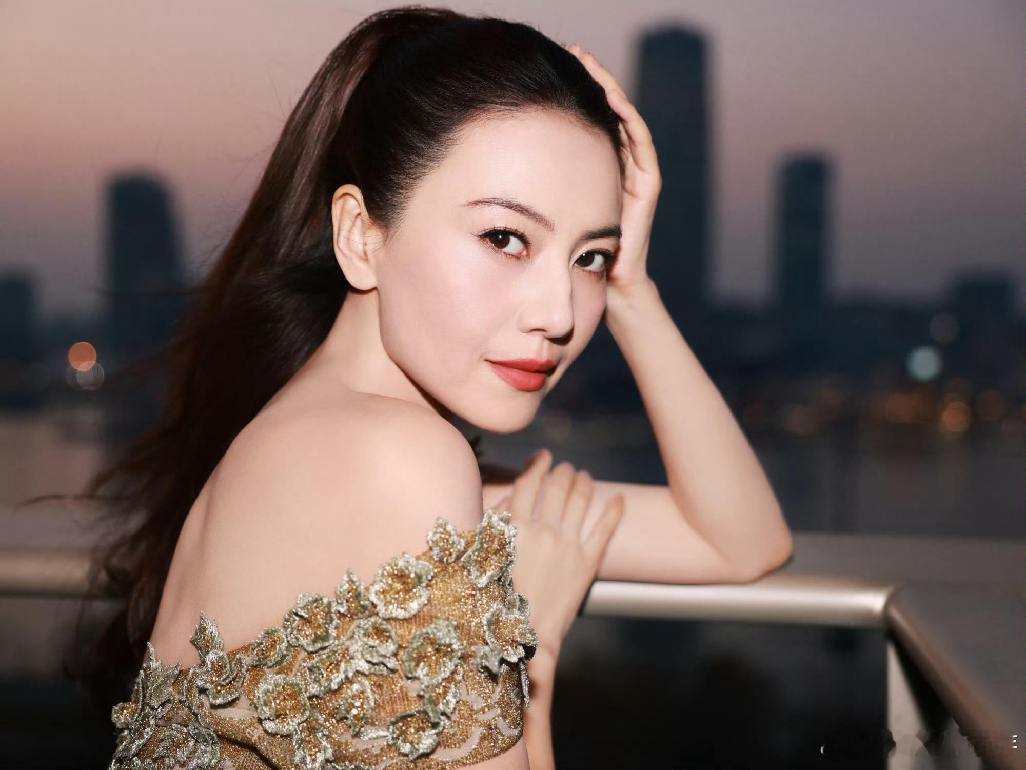 青青娱乐高圆圆这颅顶，就像老天爷追着喂饭。蓬松饱满，自带高颅顶 buff，温柔发