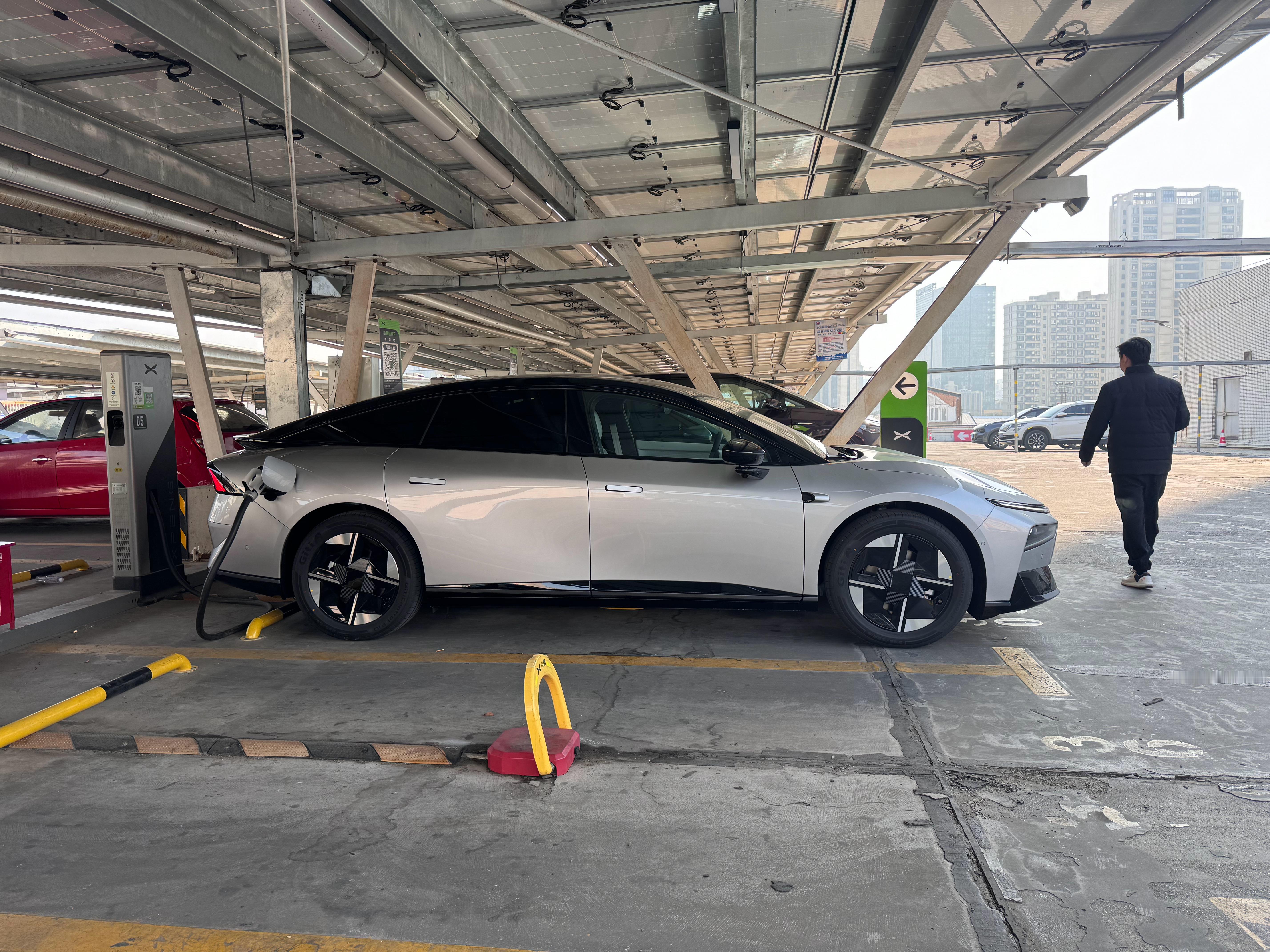 年关将至大家出门真的多留心！前两天右转等行人走完，愣是等了一分钟，刚准备走，右后