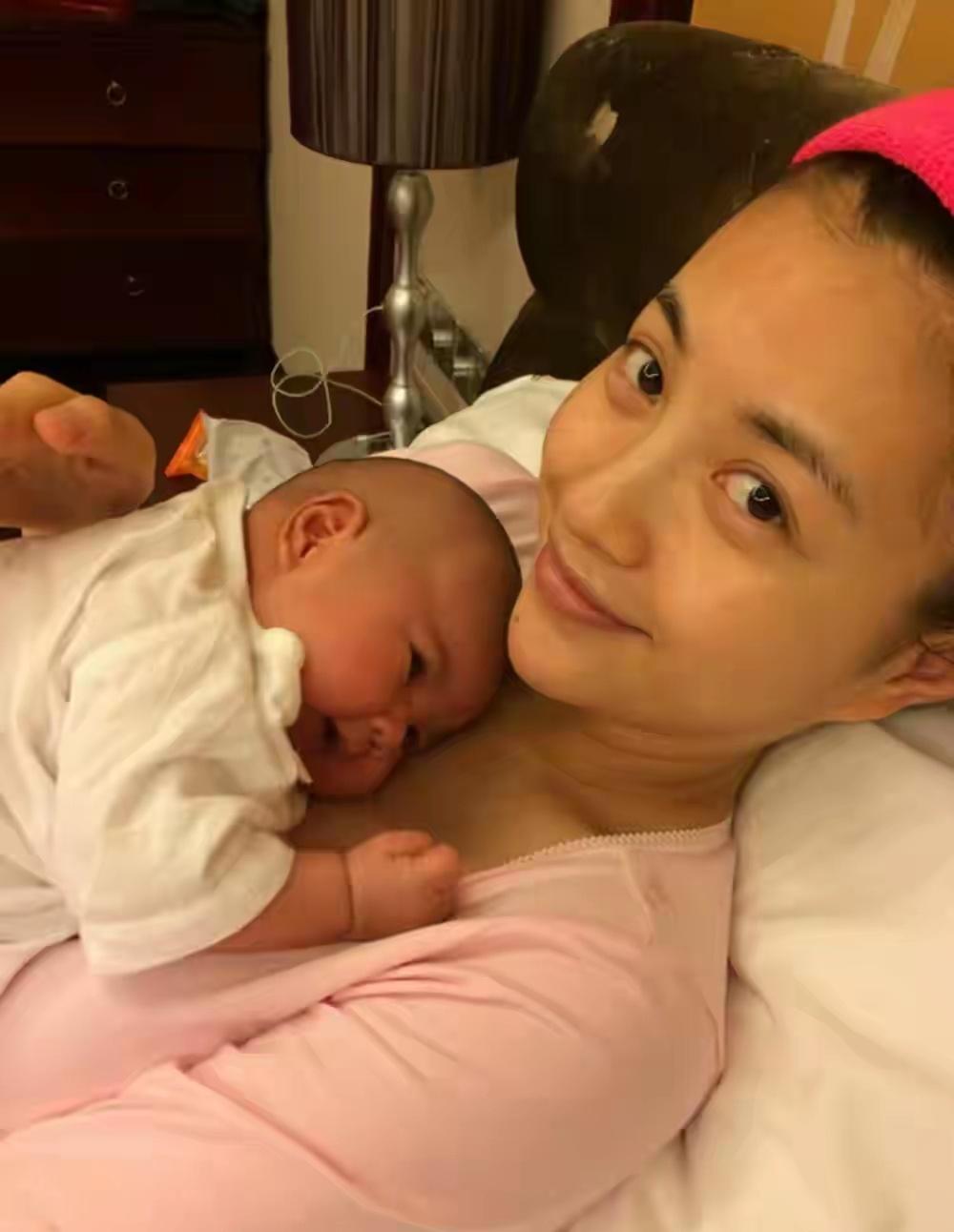 包文婧因女儿饺子生二胎包文婧坦言生二胎全因女儿饺子渴望陪伴，高龄备孕仍勇敢尝试，