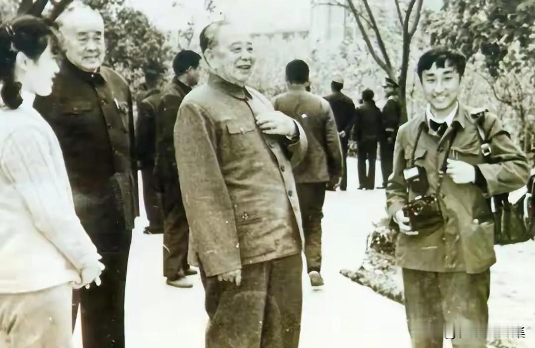 1984年11月17日，人大常委会副委员长廖汉生将军（前右二）与湖北省人大常委会
