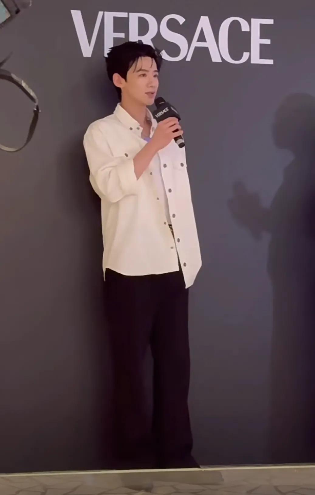 上海兴业太古会偶遇白敬亭
他真的好喜欢穿白色上衣呀
看起来就是记忆中的那个少年

