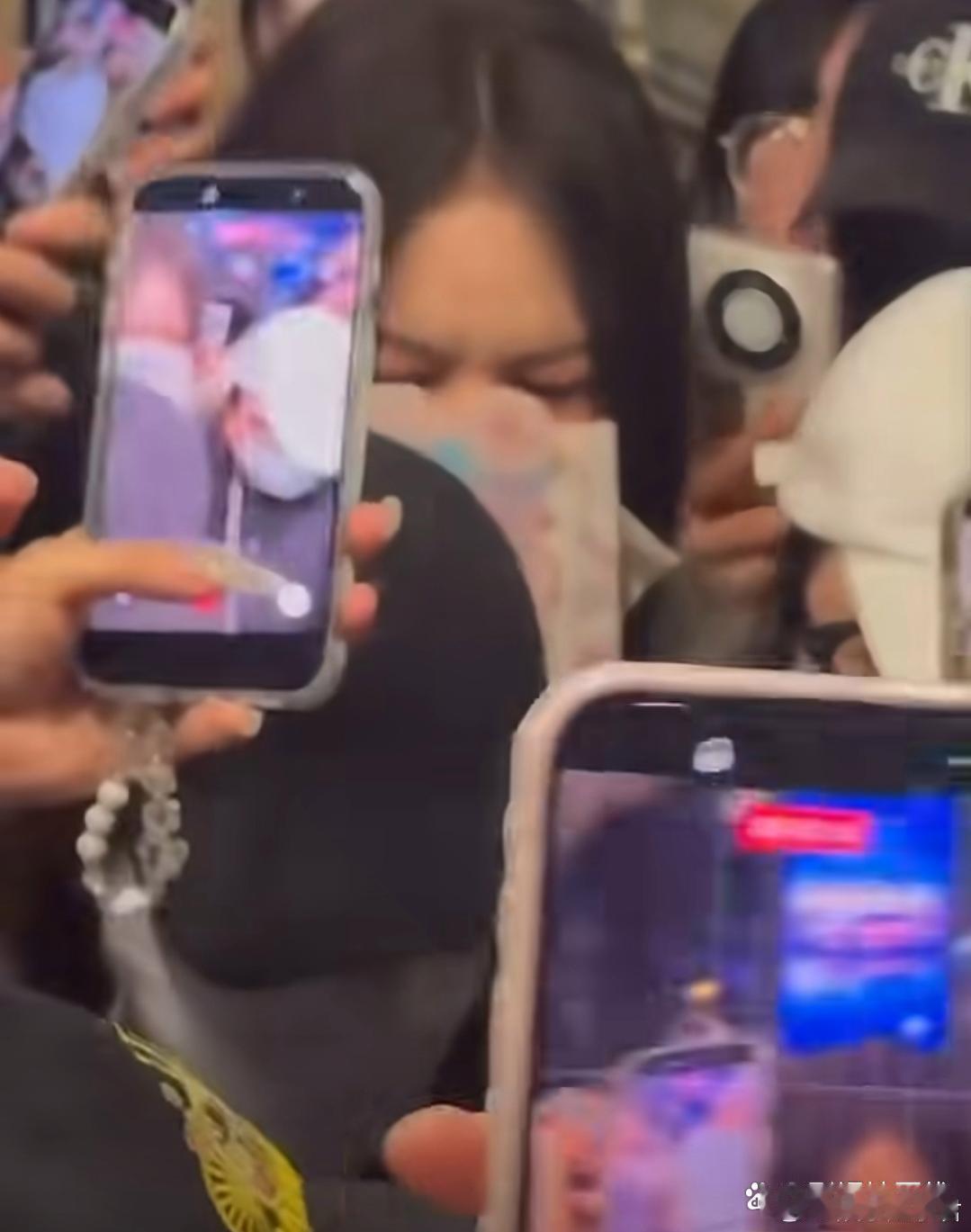 蔡文静被代拍挤哭24日，蔡文静在上海机场遭代拍疯狂围堵，众人近距离紧跟、围追堵截