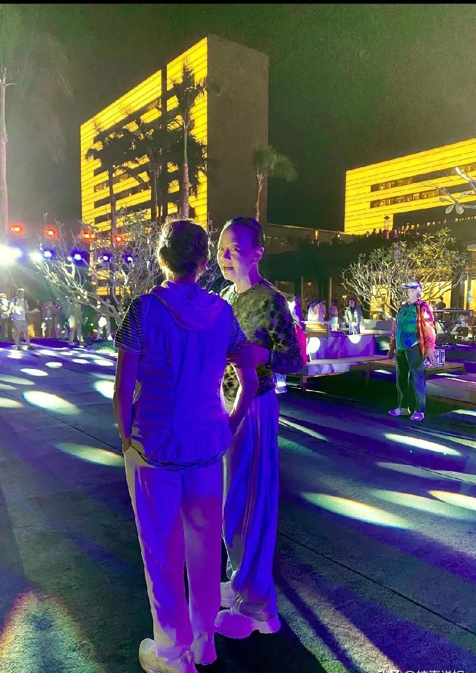 65岁穿紧身衣出海？
宋丹丹三亚跨年照流出引热议。
镜头扫过她平坦小腹，下一秒皱