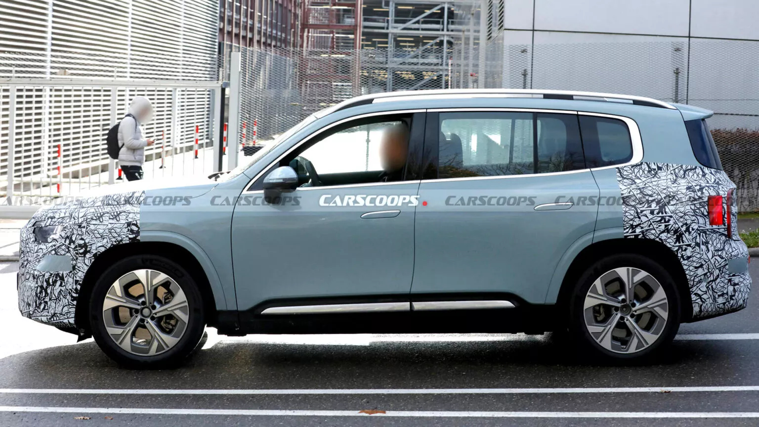 奔驰新GLB和smart5到底有没有关系啊？我个人感觉有，但不多，前轮卡钳都变了