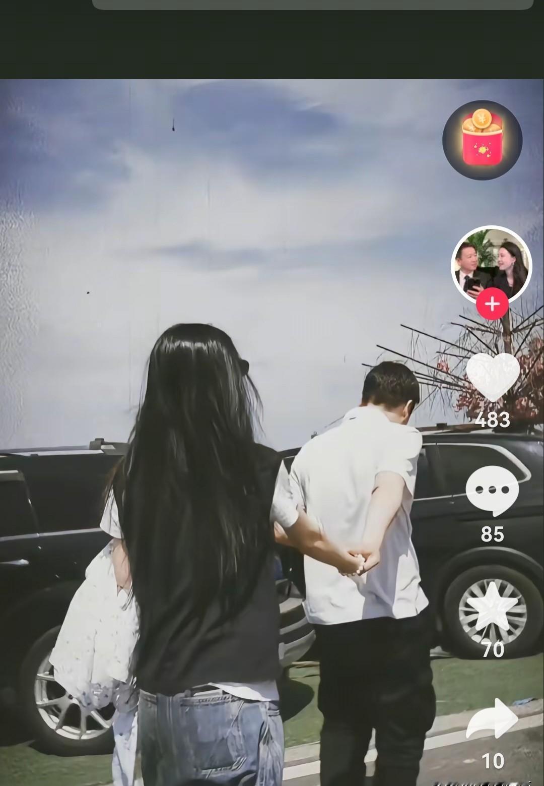 年前领证？
大年初六了，证呢？
直播里弹幕刷屏问日子，她眼神一飘，硬是把话题岔到