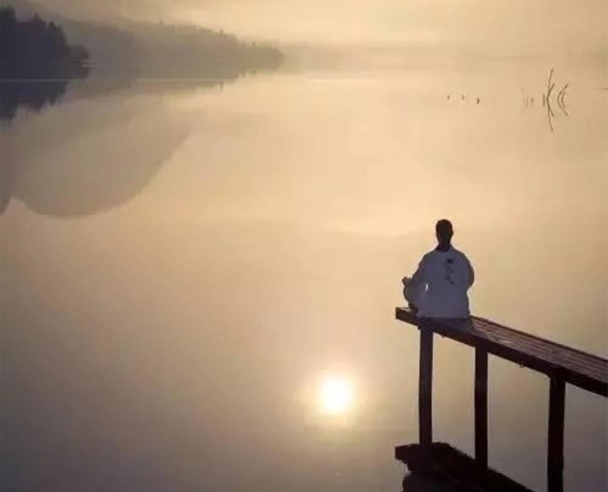 上联：人生路上故事多；
下联：淡看风尘心自宽。