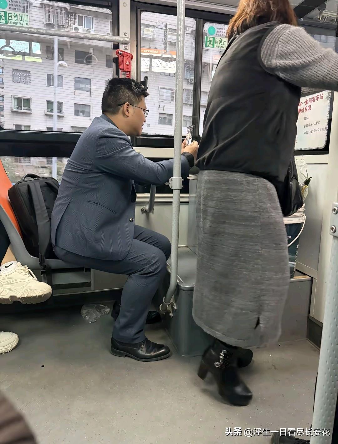 “律师在公交车上直播引争议：是生存不易还是用力过猛？”

“律师坐公交没啥，在公