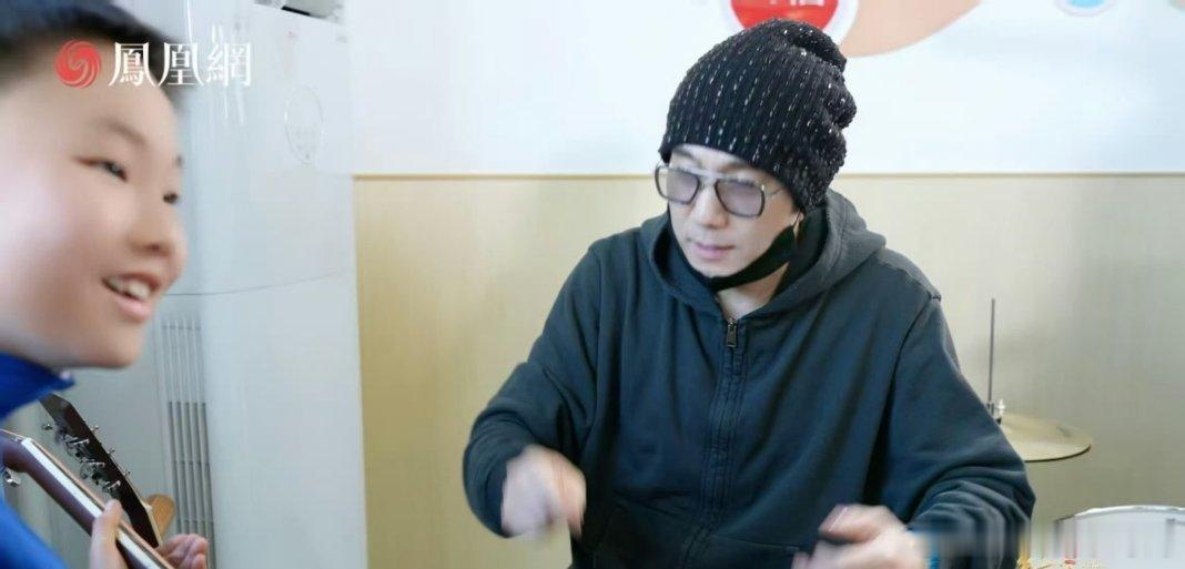 55岁林依轮从林叔变林哥林依轮在安徽教小孩唱歌做公益 公益三十年不辍，林依轮在安