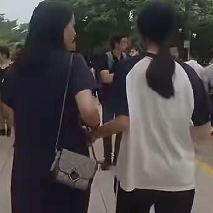 优优妈妈说，钟某当庭向她下跪磕头求原谅，可这份迟来的歉意，哪能抹平她的伤痛？
 