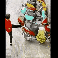  一脚连踹多辆电动车，大妈逞一时之气，转眼自食恶果当场摔倒！
街头偶然拍下的一幕