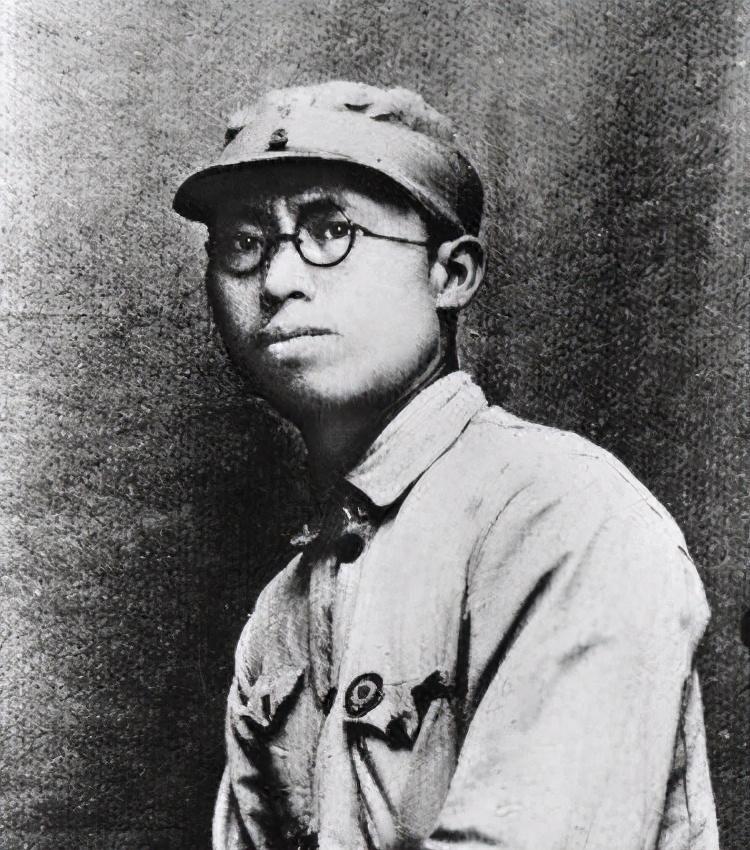 1927年末，部队攻下茶陵县城后，给每个战士都发了一块银元，罗荣桓也得了一块，他