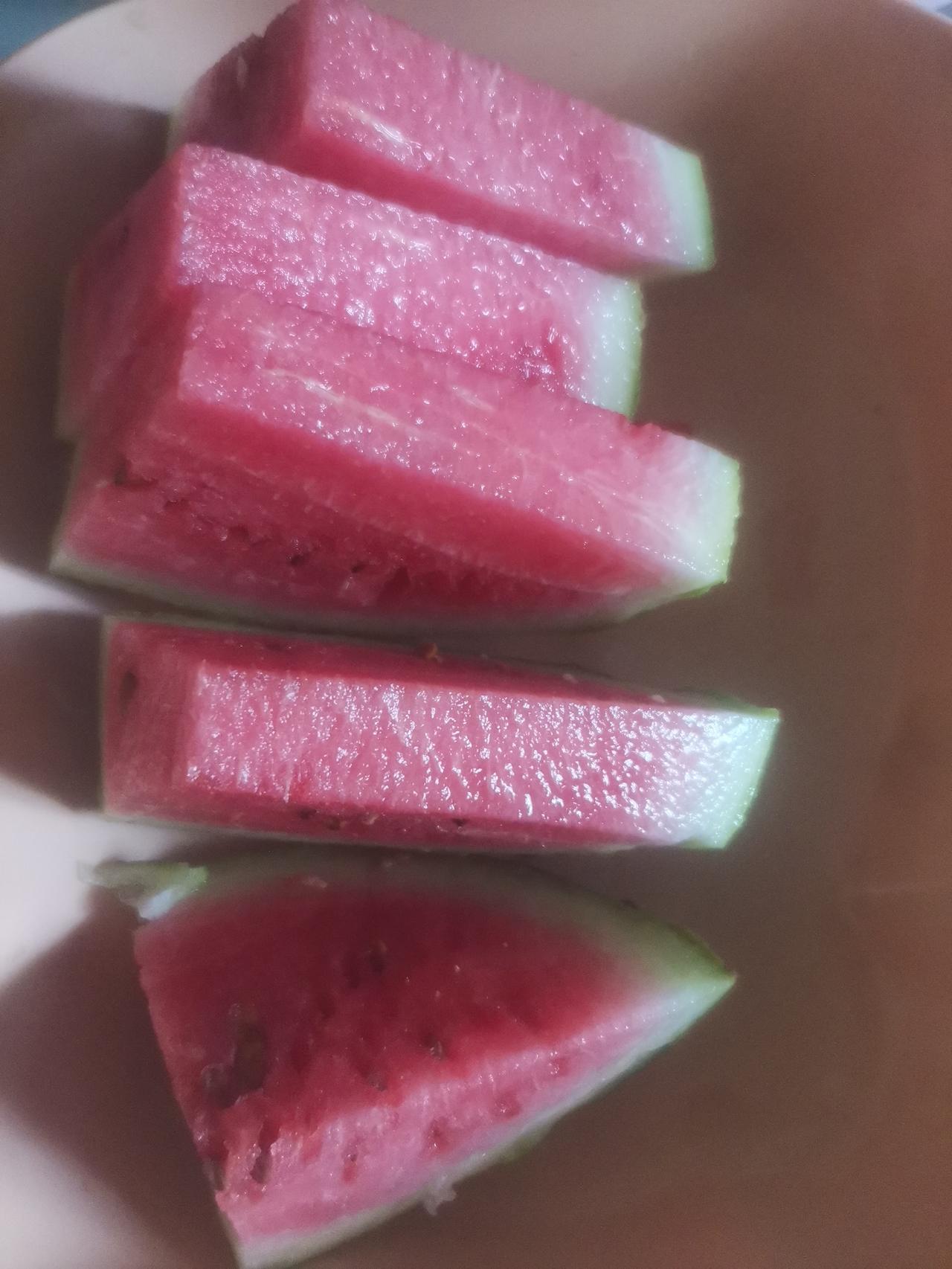我喜欢早晨把西瓜切开，早晨吃去一半，西瓜就不会过夜了。
中午和下午再吃去一半，一