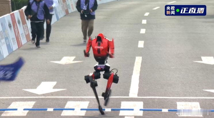 机器人半马冠军出自荣耀刚看了亦庄机器人半马，荣耀机器人第一次参赛就拿了冠军。要知