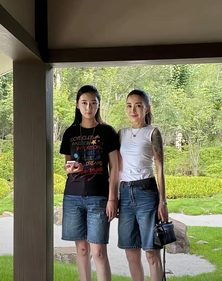 母女同框太惊艳！38岁妈妈和18岁女儿，你分得清谁是谁吗
 
一张母女合照，让很