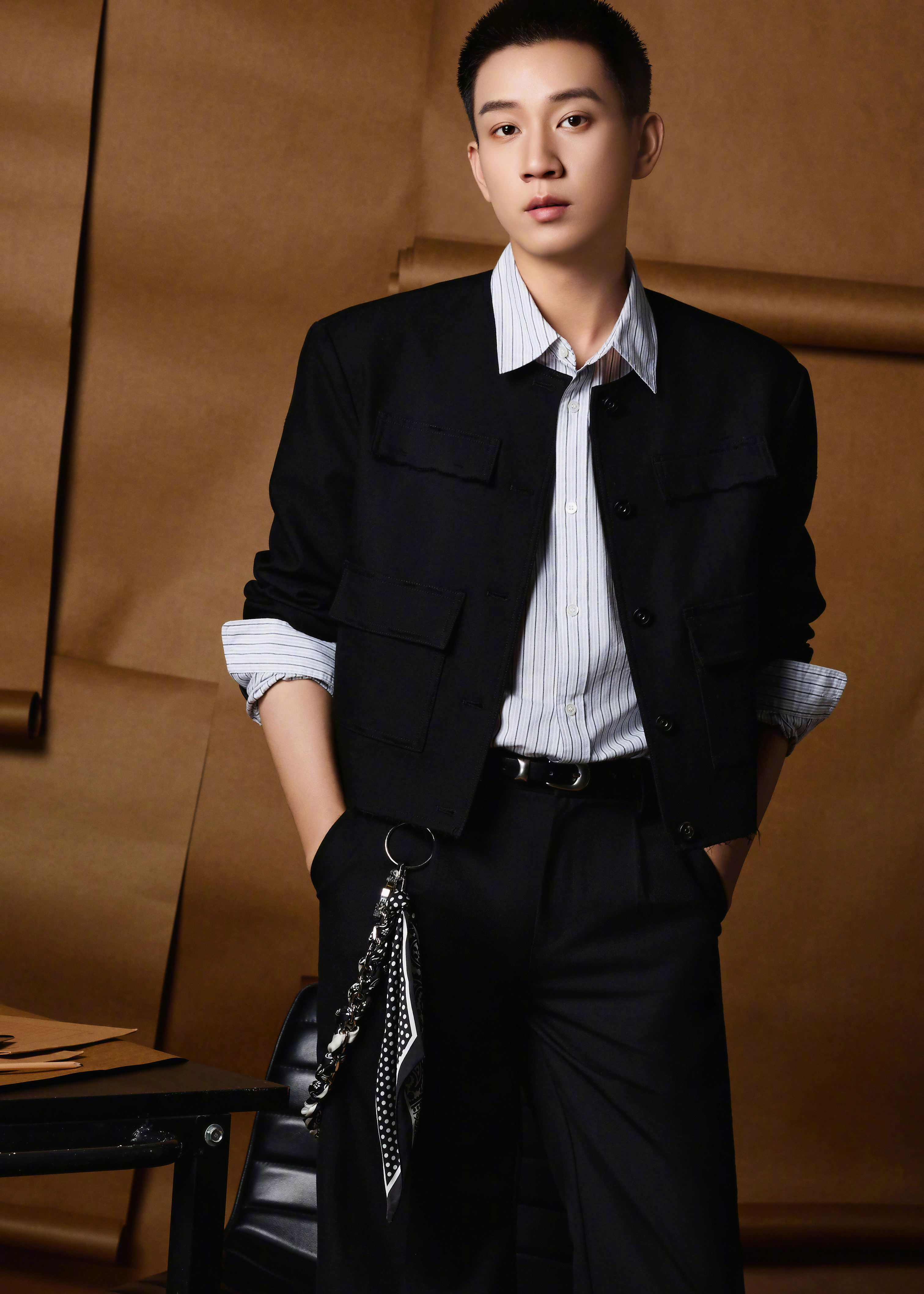 王子奇高智人夫痞帅一体王子奇怎么一个人集齐三种气质于一身，今日份的王子奇寸头配黑