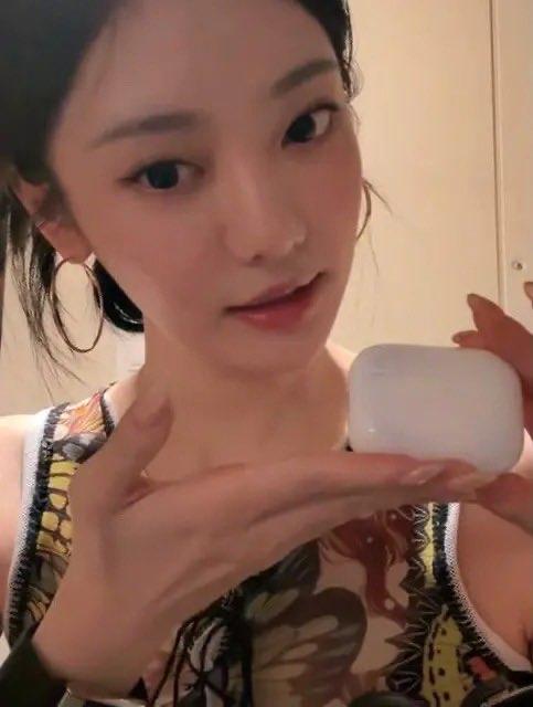 哈哈哈。“aespa 宁宁透露她已经丢失了超过50副 Airpods”
