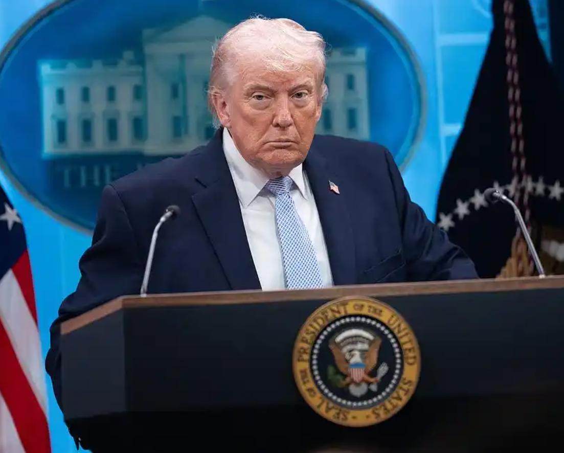 欧洲估计要疯了。

美国刚刚跟伊朗，达成暂时停火，川普就把注意力转移到了格陵兰岛