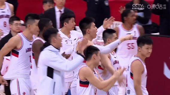 郭士强的人品真的值得称赞，青岛队输给广州后非常不满不握手就走了，广州队员对着青岛