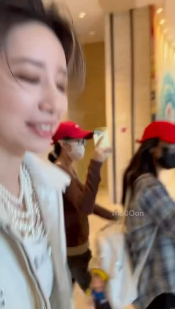 李斯丹妮曾沛慈好像年画娃娃对拜真的太喜欢她们的互动了！软萌可爱又带点调皮感，两位