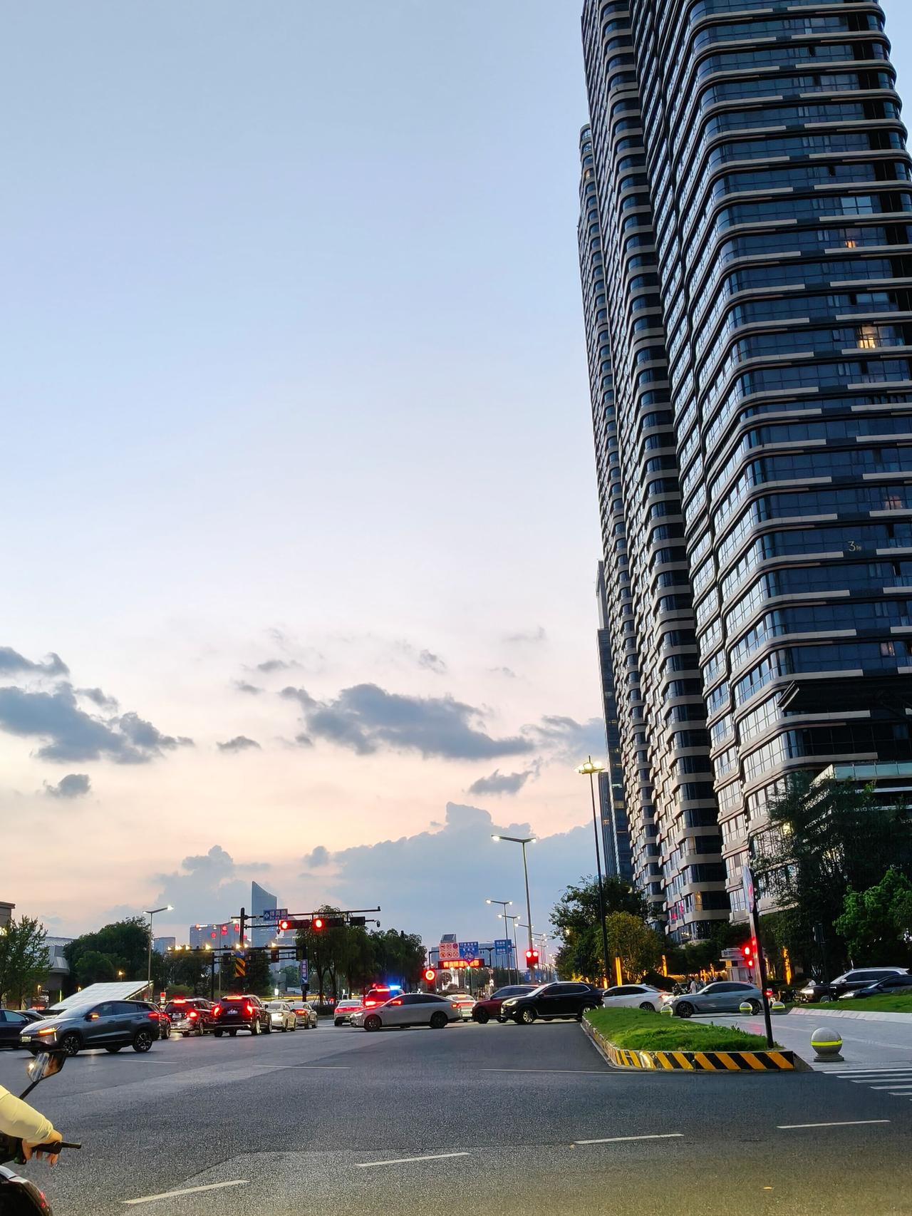 创作者中心 创作灵感 城市傍晚🌆 城市黄昏🌇 快节奏的城市