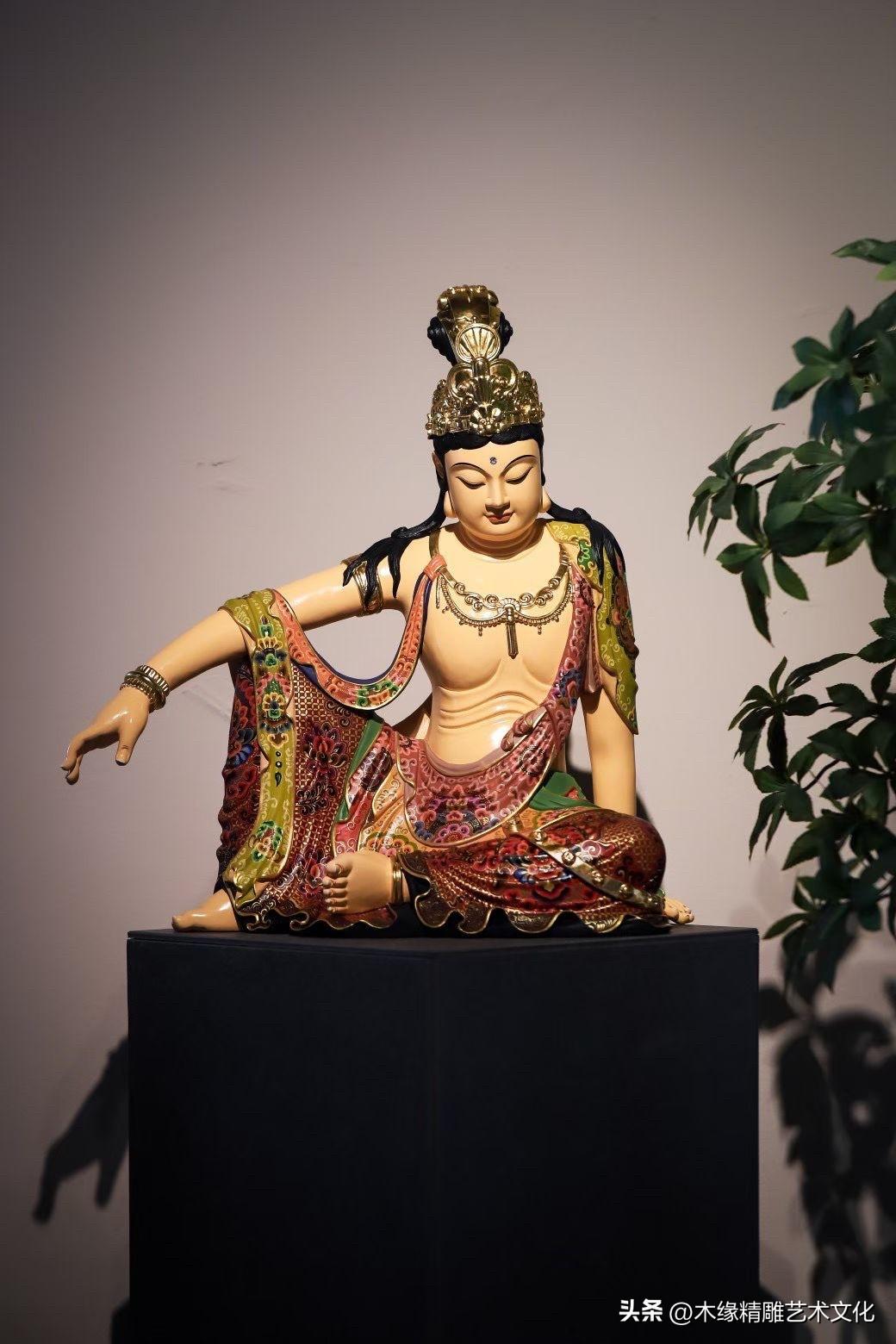 比起端坐不动的造像，我更喜欢自在观音这种舒展随性的姿态。倚坐之间，衣袂自然垂落，