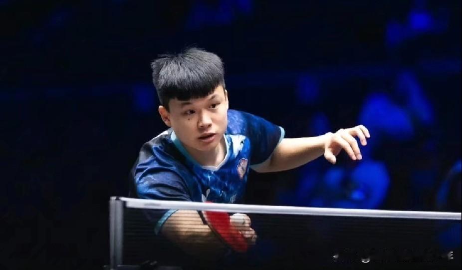 中国WTT北京大满贯赛事今天诞生一匹黑马，又黑又亮啊？就是中国台湾的冯翊新，谁会