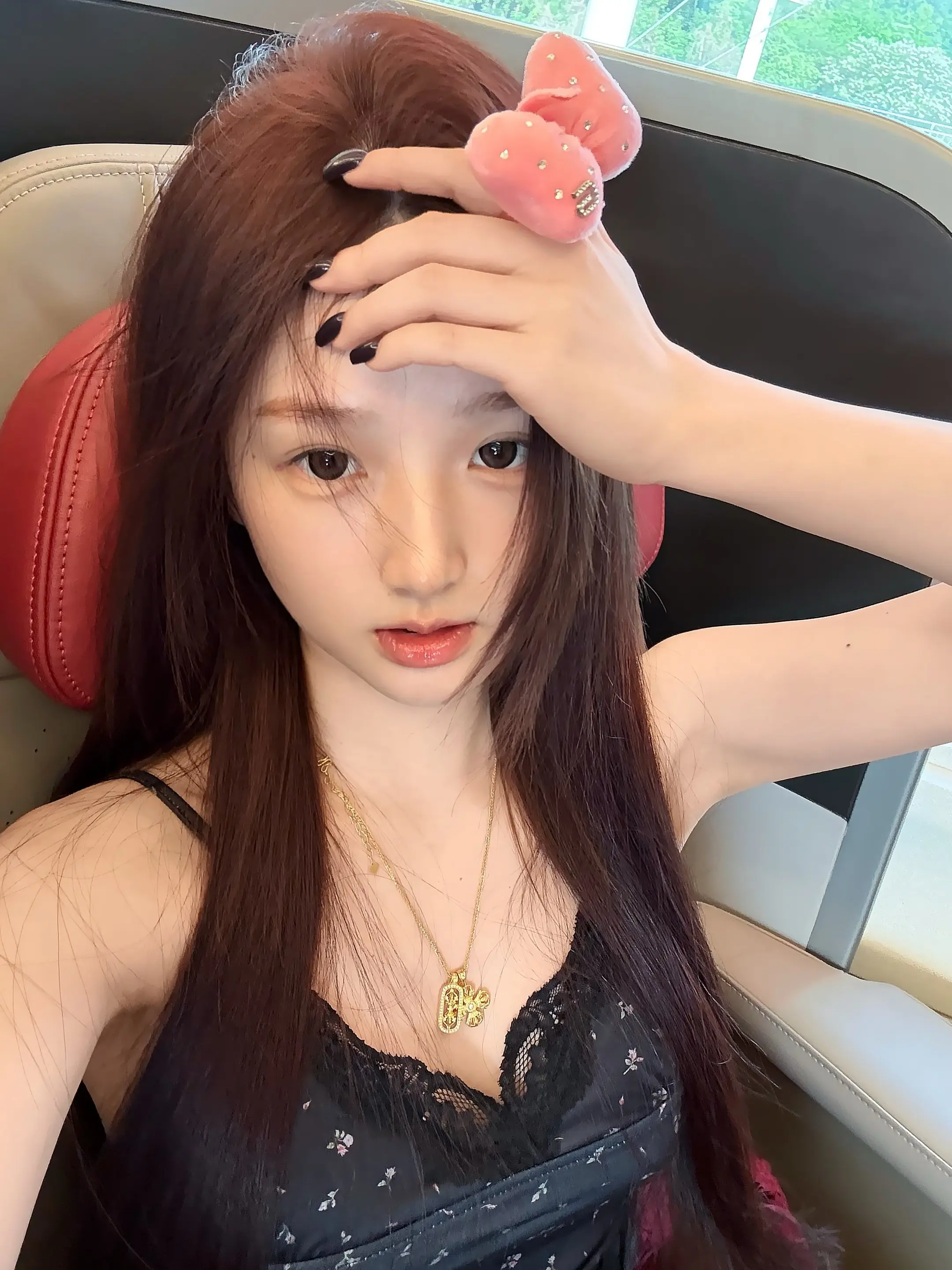 只是会在很多个小瞬间想起你 比如一句歌词一部电影一条马路和无数个闭上眼的瞬间