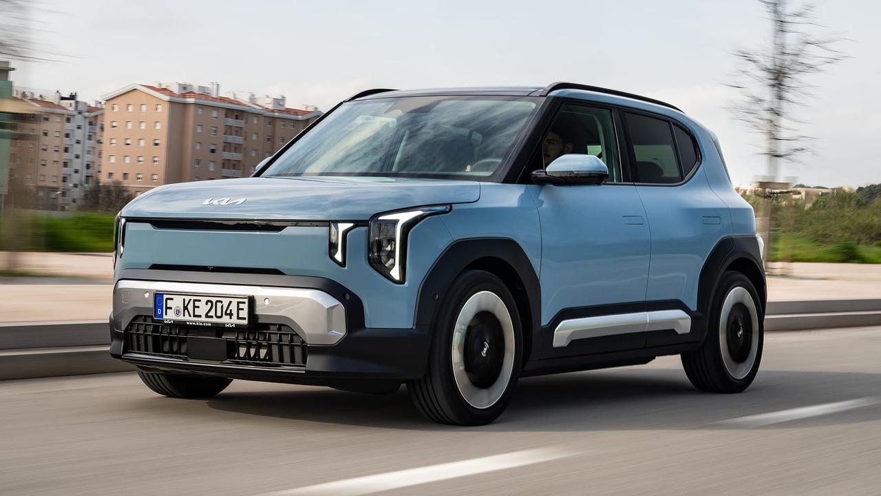 全新起亚 EV2争议感拉满的就是这套外观。现在市面上小型电车分两派，要么圆润软萌