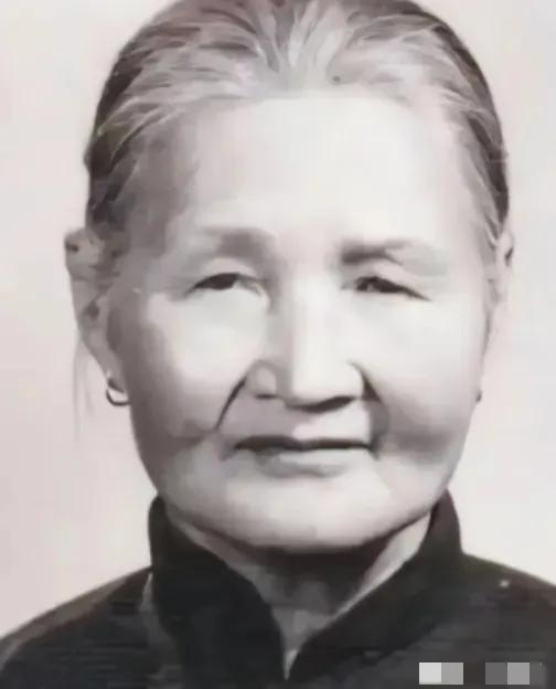 1940年，21岁的八路军政委蔡永，被叛军追赶，18岁姑娘郭瑞兰为救他，假扮他的